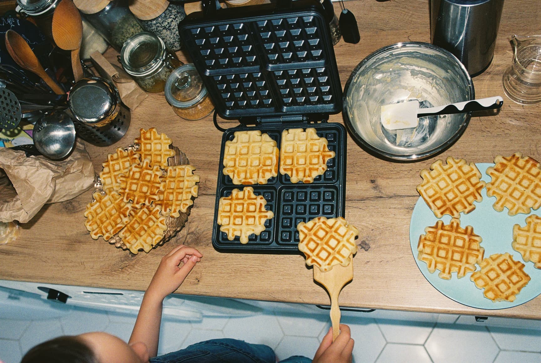 Toma la máquina de hacer gofres, Posee el brunch.